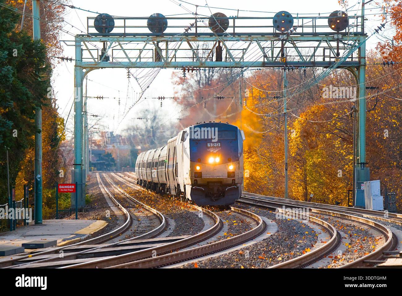 Train Amtrak Pennsylvanian #42 approchant la gare de Narberth sur la voie 2 en novembre 2025 à New York City Banque D'Images