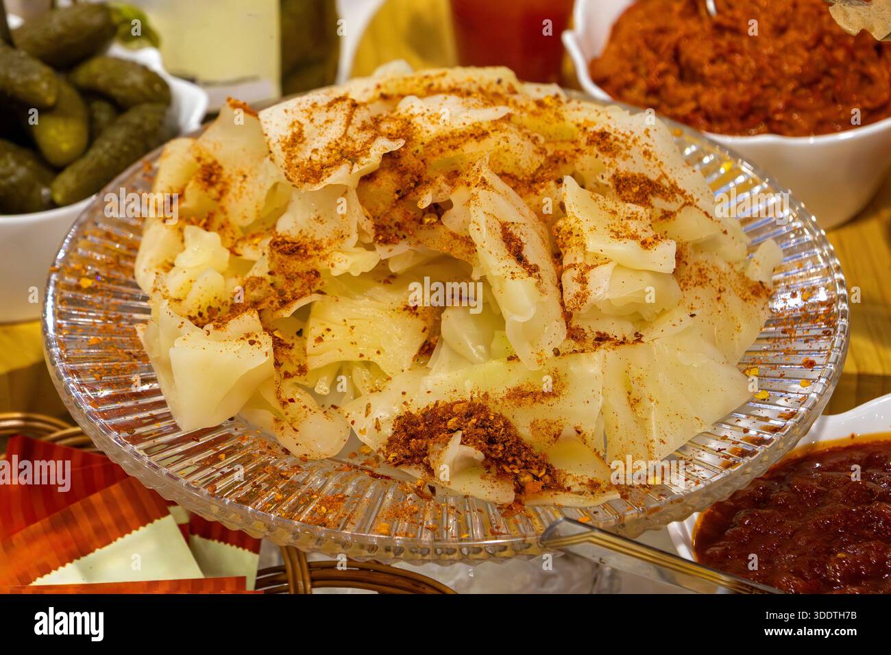 Choucroute chou cru finement coupé fermenté par diverses bactéries lactiques et saupoudré de poivron rouge Banque D'Images
