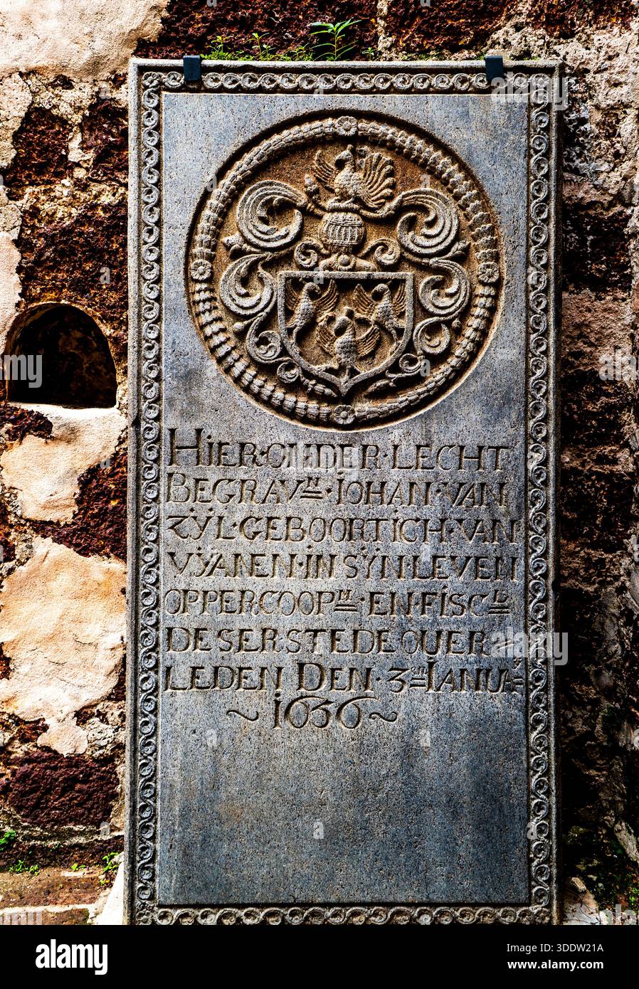 Vieille pierre tombale avec texte gravé et blason, pierre altérée Banque D'Images