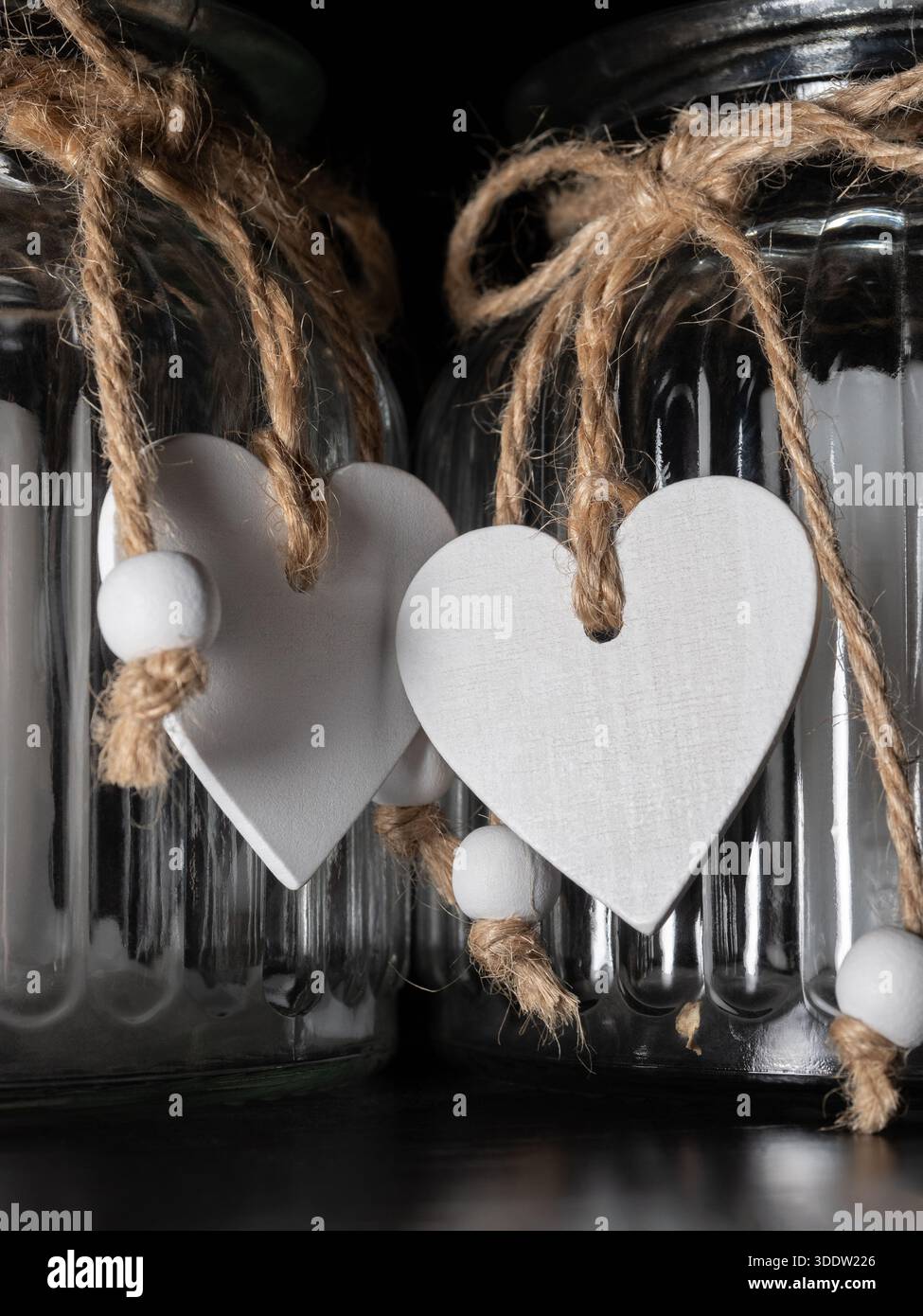 Gros plan d'un motif décoratif de Saint-Valentin représentant des coeurs en bois superposés. Flash. Banque D'Images