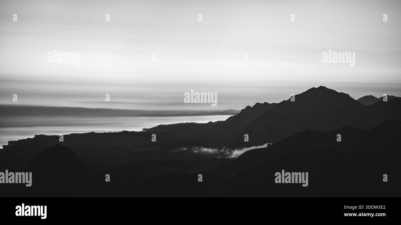 Panorama noir et blanc de la Sierra del Sueve et de la Costa Verde juste avant le lever du soleil, pris du Mirador del Fitu, monochrome, ambiance sombre, effet mat, Banque D'Images