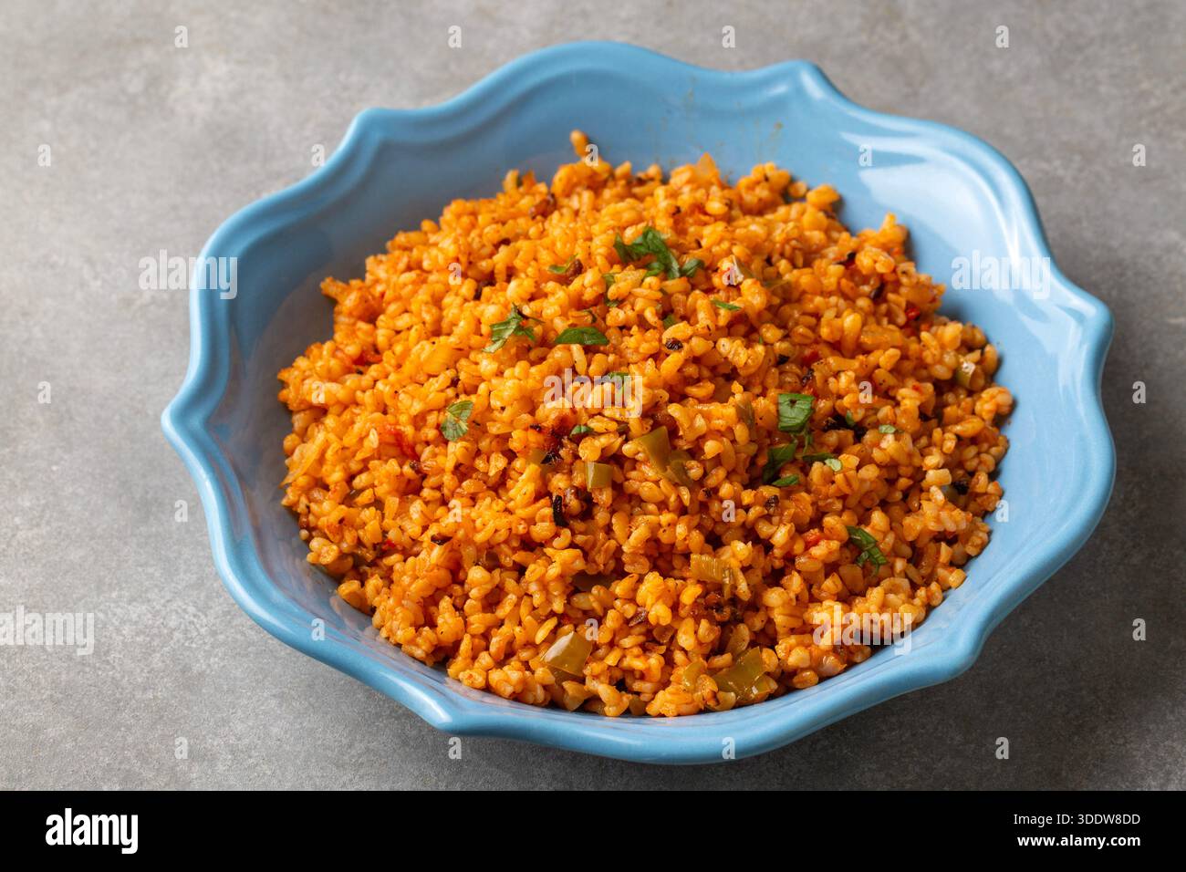 Boulgur traditionnel turc pilaf accompagné de sauce tomate dans une assiette (nom turc ; méyhane pilavi) Banque D'Images