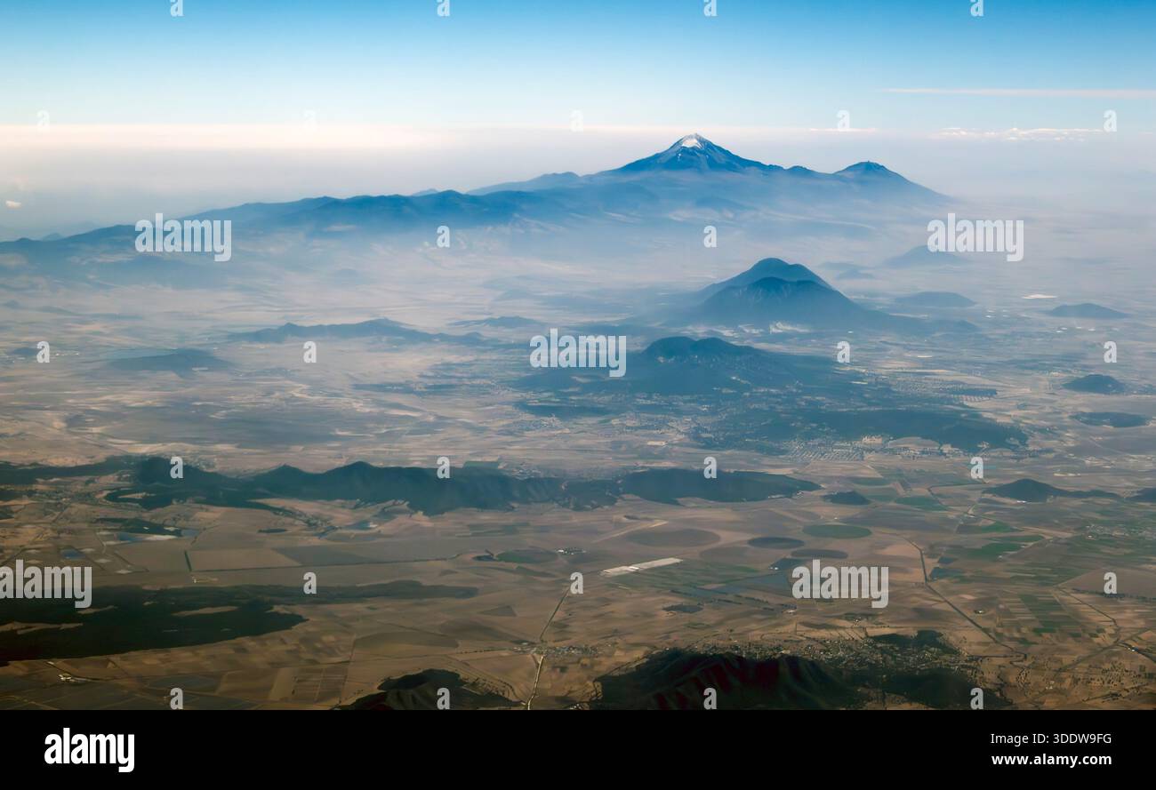 Vue aérienne des volcans dans le paysage autour de Mexico, Mexique Banque D'Images