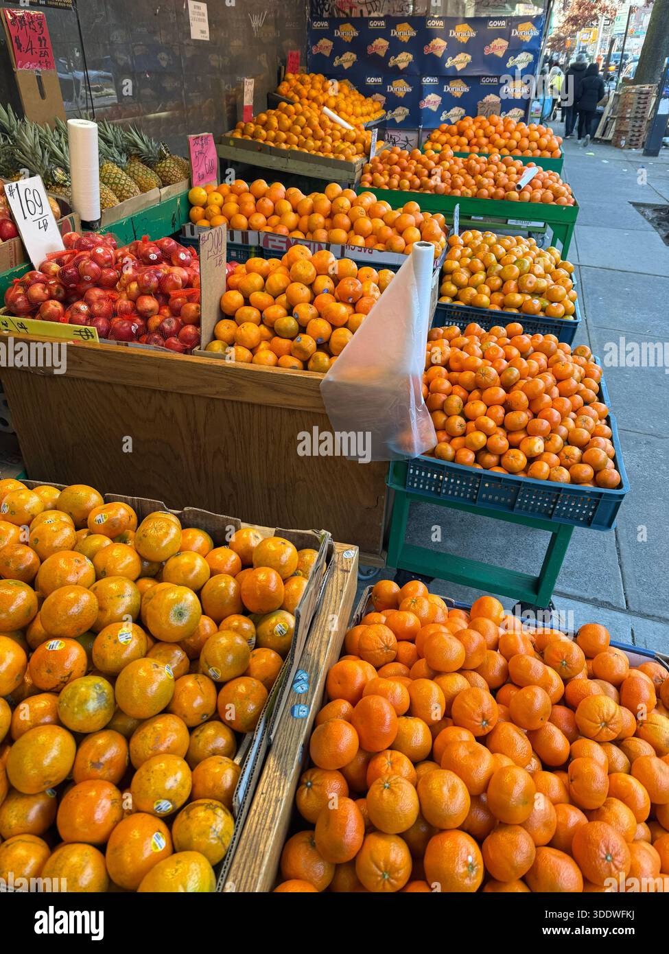 Les oranges et autres agrumes sont toujours abondants aux États-Unis cultivés en Californie et en Floride principalement. Marché local le long de l'avenue U à Brooklyn, New York. Banque D'Images