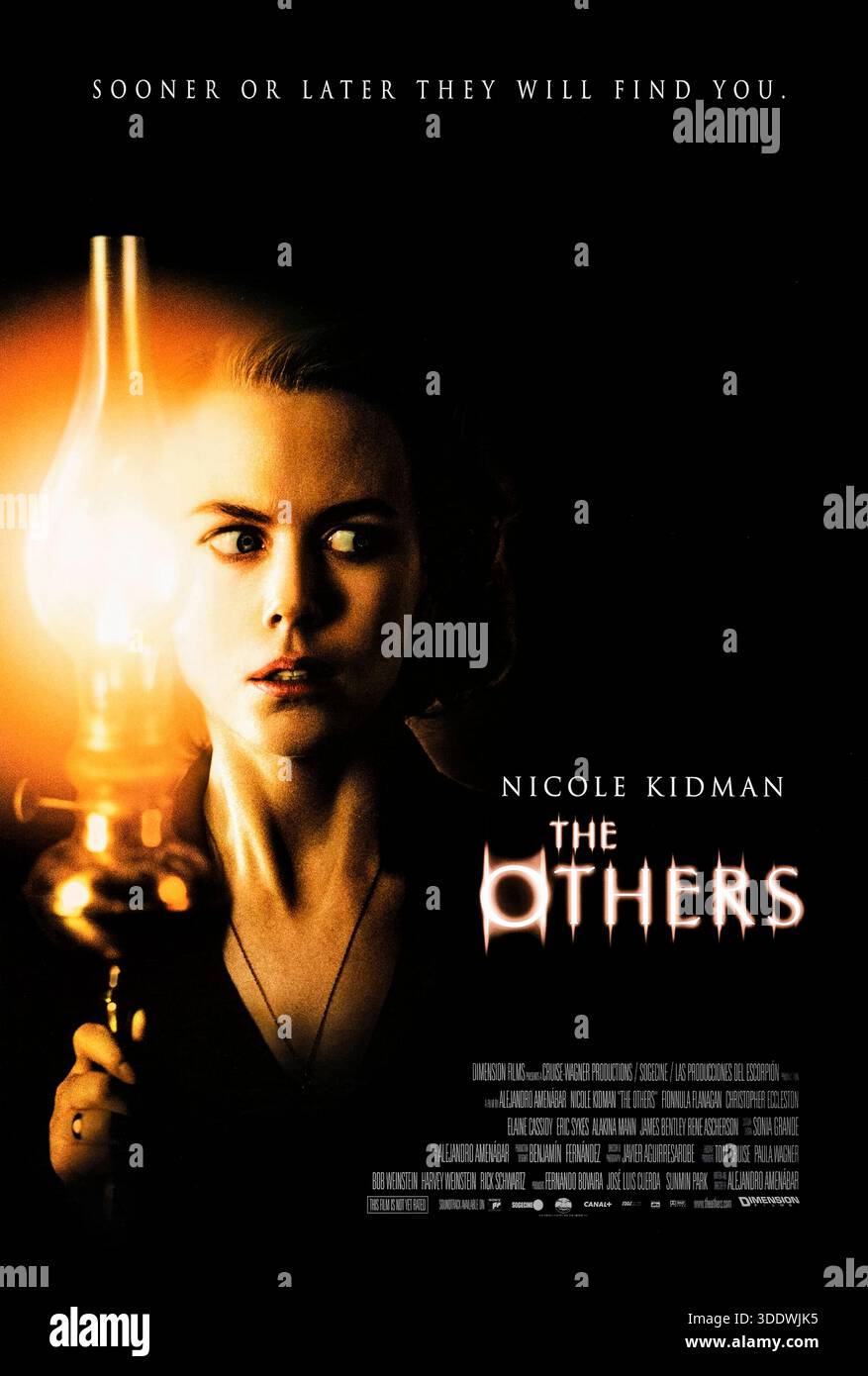 Les autres (2001) réalisé par Alejandro Amenábar avec Nicole Kidman, Fionnula Flanagan et Christopher Eccleston. Dans un manoir isolé après la seconde Guerre mondiale, une mère pieuse protège ses enfants sensibles à la lumière car des événements troublants suggèrent que la maison peut être hantée. Photographie d'une affiche américaine originale de 2001 À USAGE ÉDITORIAL EXCLUSIF. Crédit : BFA / dimension films Banque D'Images