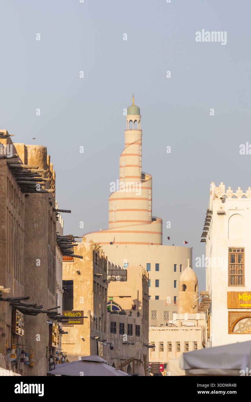 Doha, Qatar - 21 février 2025 : vue sur la mosquée en spirale caractéristique du Centre culturel islamique Fanar Qatar au milieu de bâtiments traditionnels, baignée dans le Banque D'Images