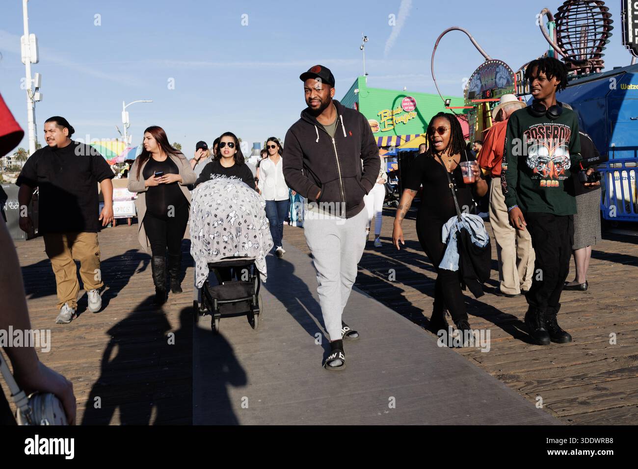 Après-midi chargé à la jetée de Santa Monica alors qu'une grande foule de gens se dirige vers le parc d'attractions et la vue sur l'océan. Banque D'Images