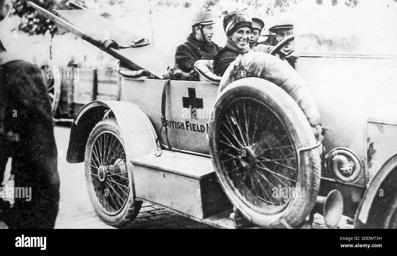 Page du magazine français le miroir, datée du 25 octobre 1914, intitulée "Madame Winterbottom dans son automobile". La photo représente Madame Winterbottom, la femme d'un officier britannique née aux États-Unis, conduisant son ambulance de campagne britannique en Belgique. Connue pour sa bravoure, elle s'aventurait près des lignes ennemies pour sauver des soldats blessés qui ne pouvaient pas se retirer d'Anvers. Cette image met en évidence les contributions humanitaires importantes des femmes et des volontaires au cours des premiers mois de la première Guerre mondiale. Banque D'Images