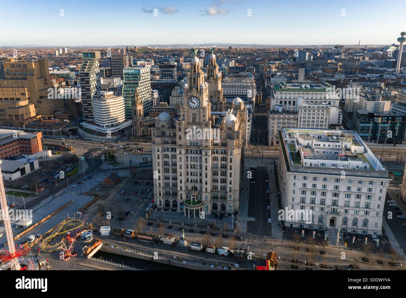 La vue aérienne au lever du soleil de Liverpool, Royaume-Uni montre le Royal Liver Building avec des cadrans d'horloge et des oiseaux de foie, les trois grâces, le Cunard Building, le Musée de Liv Banque D'Images