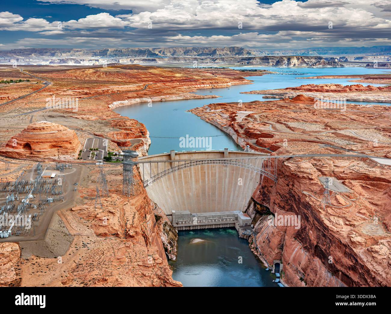 Glen Canyon Dam enjambe le fleuve Colorado près de page, Arizona, formant le lac Powell au milieu des canyons de grès rouge du plateau du Colorado. Terminé dans Banque D'Images