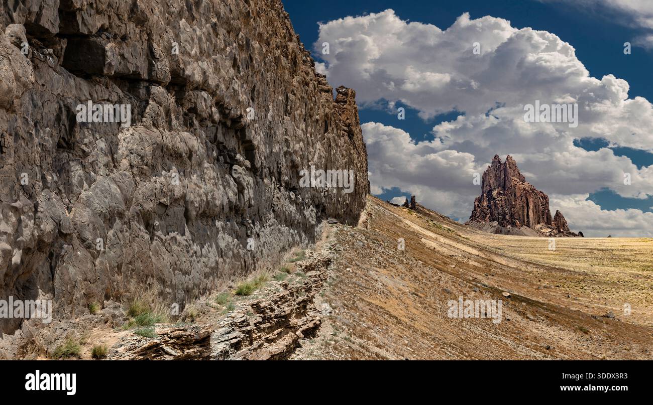 Shiprock, un ancien cou volcanique s'élevant à près de 1 600 pieds au-dessus du sol désertique du nord-ouest du Nouveau-Mexique, est le noyau érodé d'un grand volcanique Banque D'Images