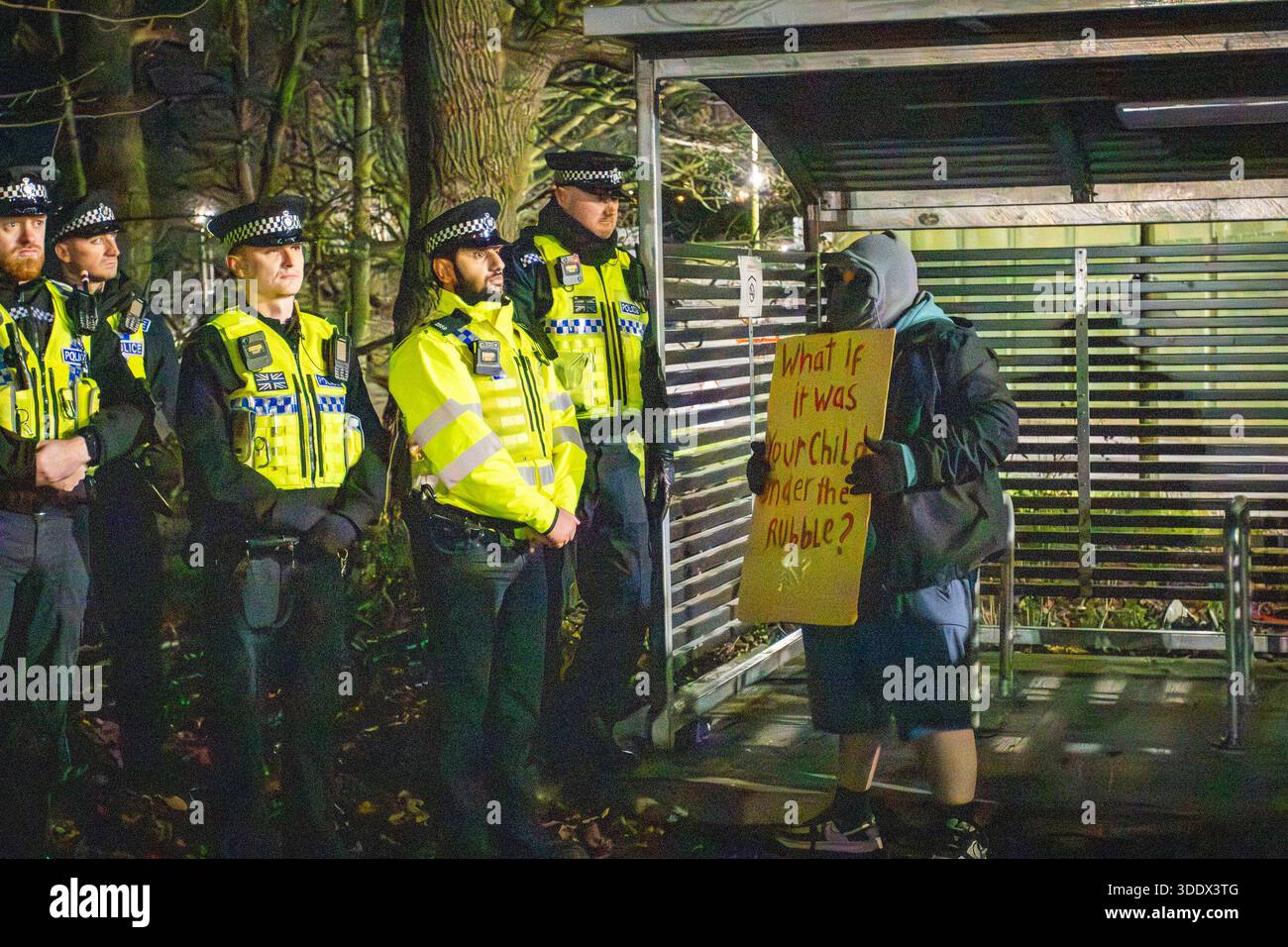 Une manifestation a eu lieu devant le HMP New Hall à Wakefield en soutien à Heba, un prisonnier qui ferait partie du groupe « Filton 24 », qui est actuellement en grève de la faim. Des manifestants se sont rassemblés pour mettre en lumière les préoccupations concernant son traitement et ses conditions, appelant à une attention urgente sur son cas et exigeant que les autorités pénitentiaires prennent en charge son bien-être. Banque D'Images