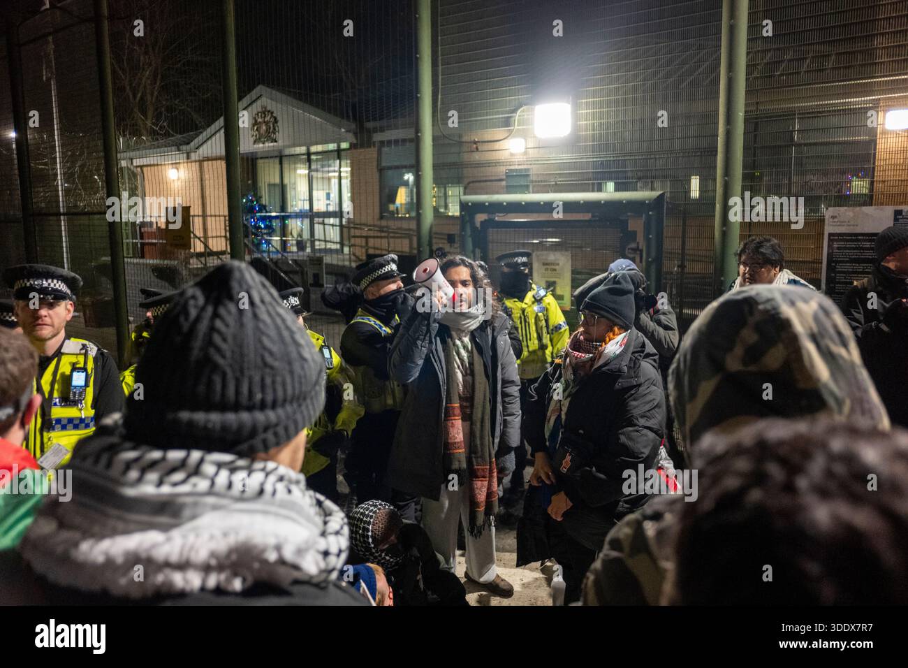 Devant la prison du HMP New Hall, des manifestants se sont montrés solidaires de Heba Muraisi, l’une des 24 Filton, qui est maintenant au 62e jour de sa grève de la faim. Heba a été arrêté le 19 novembre 2024 lors d’un raid à l’aube dans la troisième vague d’arrestations de Filton, sur des allégations de lien avec l’action de Filton, qui a vu plus d’un million de livres sterling de dommages causés au centre de recherche d’Elbit pour les armes israéliennes. Elle a été arrêtée violemment et dépouillée de ses vêtements et de sa dignité, ce qui l'a profondément traumatisée. Initialement détenue et interrogée en vertu de pouvoirs antiterroristes, elle a ensuite été placée en détention provisoire. Banque D'Images