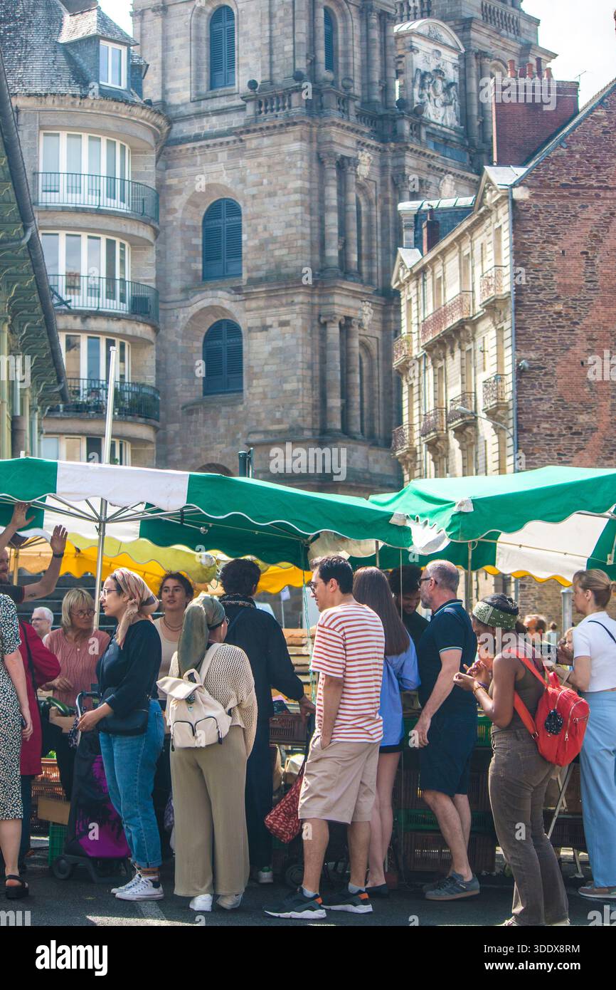 Soleil matinal sur place des Lices marché dominical avec Cathédrale Saint-Pierre et bâtiments historiques à pans de bois à Rennes, Bretagne, France Banque D'Images
