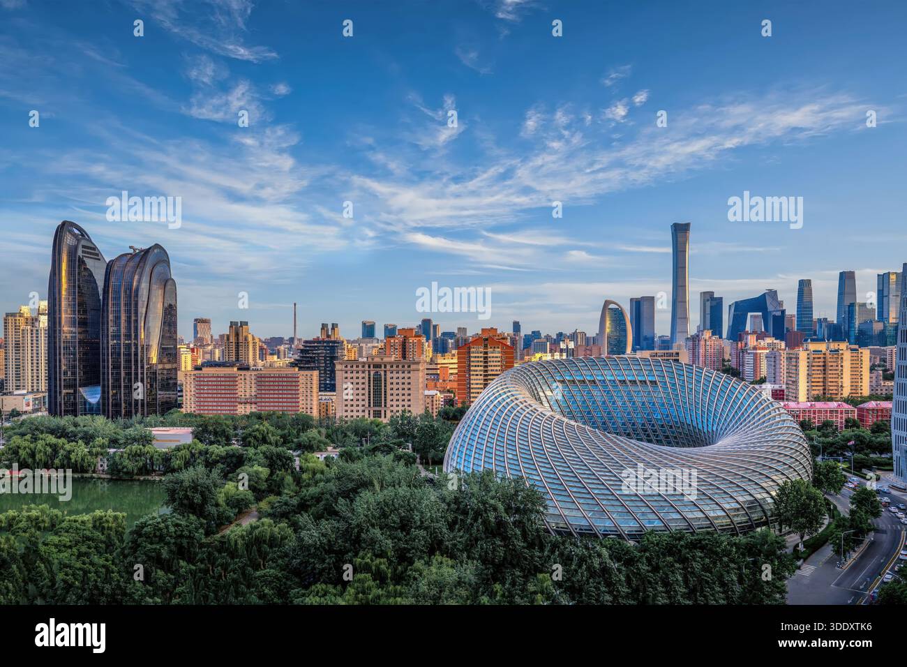 Vue sur Beijing Phoenix Center et les gratte-ciel du quartier des affaires, avec une architecture moderne, une verdure urbaine et un ciel coloré. Banque D'Images