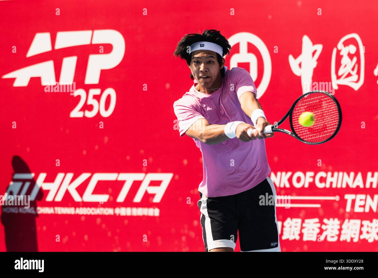 HONG KONG, Chine - 04 JANVIER : Yi Zhou, de Chine, en action lors de l'Open de tennis de la Bank of China Hong Kong 2026 (ATP 250), match de qualification masculin contre Francesco Maestrelli, de l'Italie, au Victoria Park Tennis Centre court le 4 janvier 2026 à Hong Kong, Chine (photo de Jack Ng/Alamy Live News) Banque D'Images