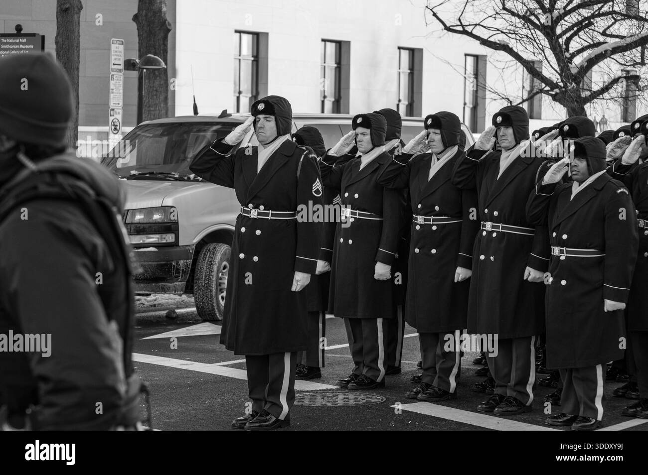 Les soldats de la Garde d'honneur de l'armée américaine en tenue d'hiver saluent alors que le cortège funèbre du président Jimmy carter traverse Washington, DC, janvier 2025. Banque D'Images