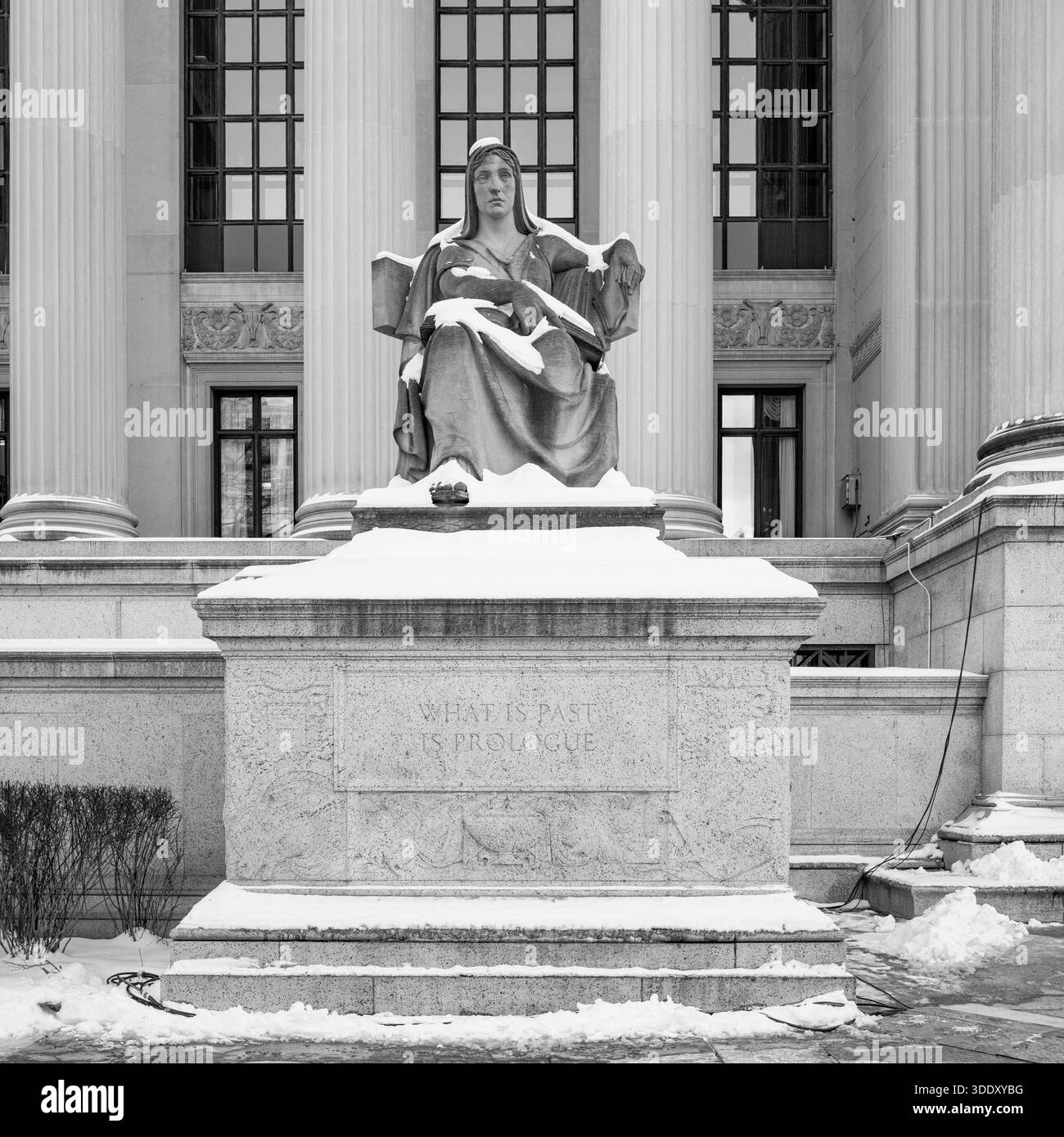 Vue en noir et blanc de la statue de « What is Past Is Prologue » avec de la neige au National Archives Building à Washington, DC, janvier 2025. Banque D'Images