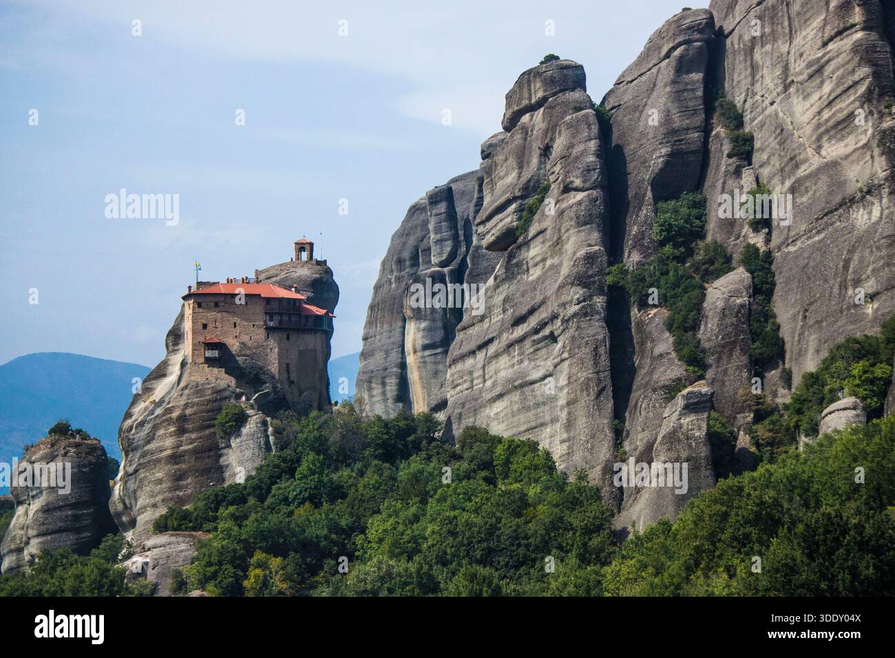 Les monastères byzantins des Météores perchés au sommet d'imposants piliers de pierre de grès sous un ciel spectaculaire en Thessalie, en Grèce. Banque D'Images