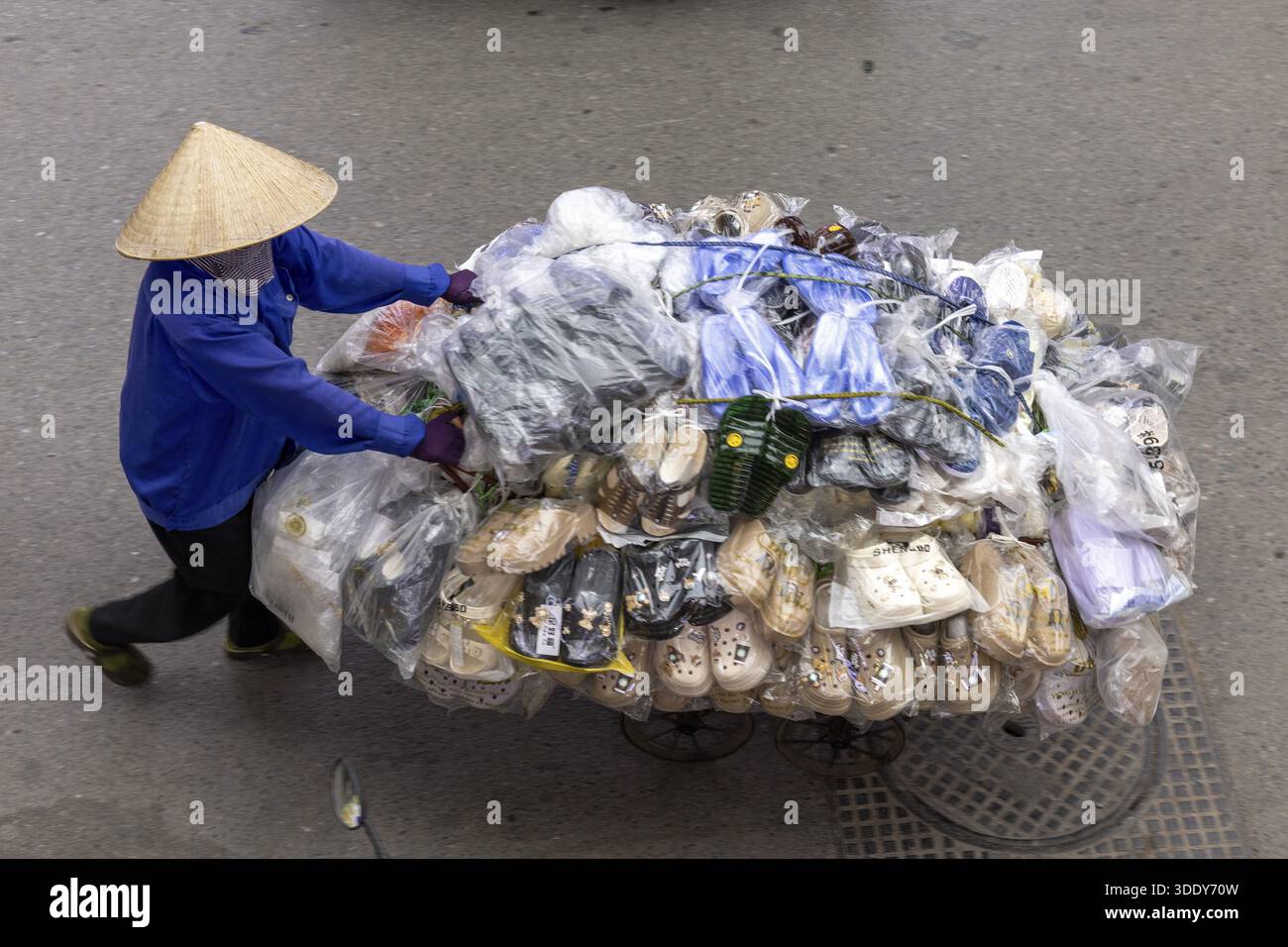 Vendeuse avec chapeau traditionnel, poussant vélo, vieux quartier, vieux quartier, Hang Gai, Hoan Kiáº¿m, Hanoi, Vietnam Banque D'Images