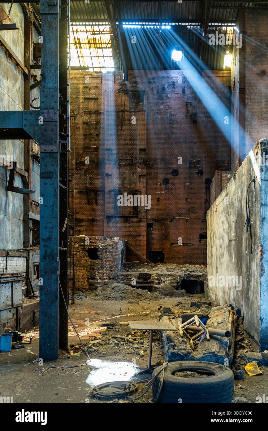 Vue intérieure d'une structure de four industriel détériorée avec des panneaux métalliques cadres en acier et pourriture Banque D'Images