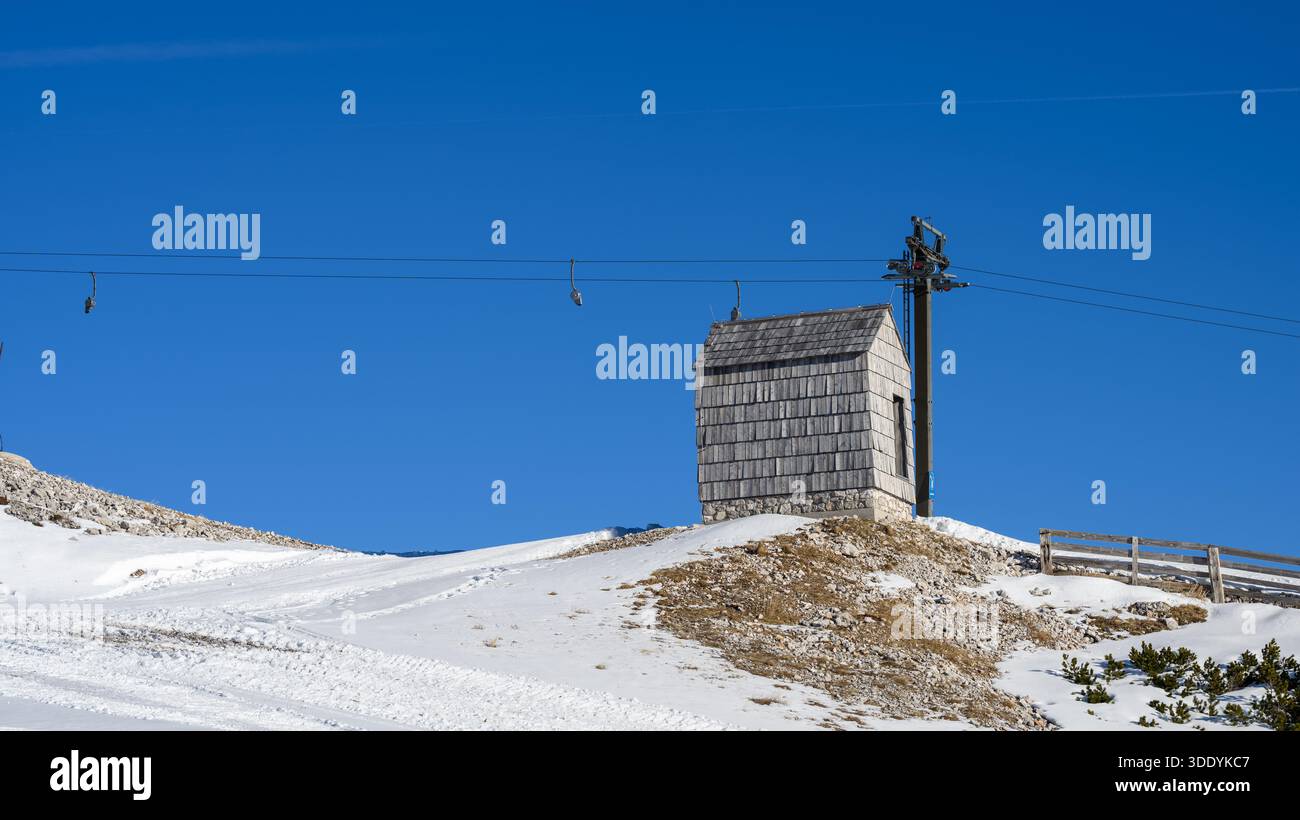 Remontée mécanique de ski inutilisée dans les montagnes avec de la neige Banque D'Images