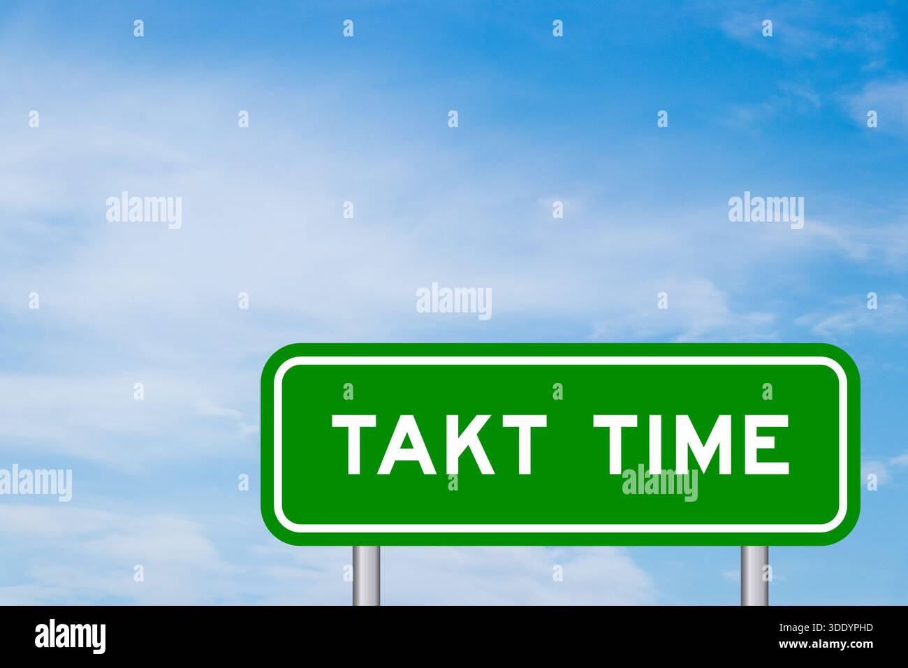 Signe de transport de couleur verte avec le mot Takt Time sur le ciel bleu avec fond de nuage blanc Banque D'Images