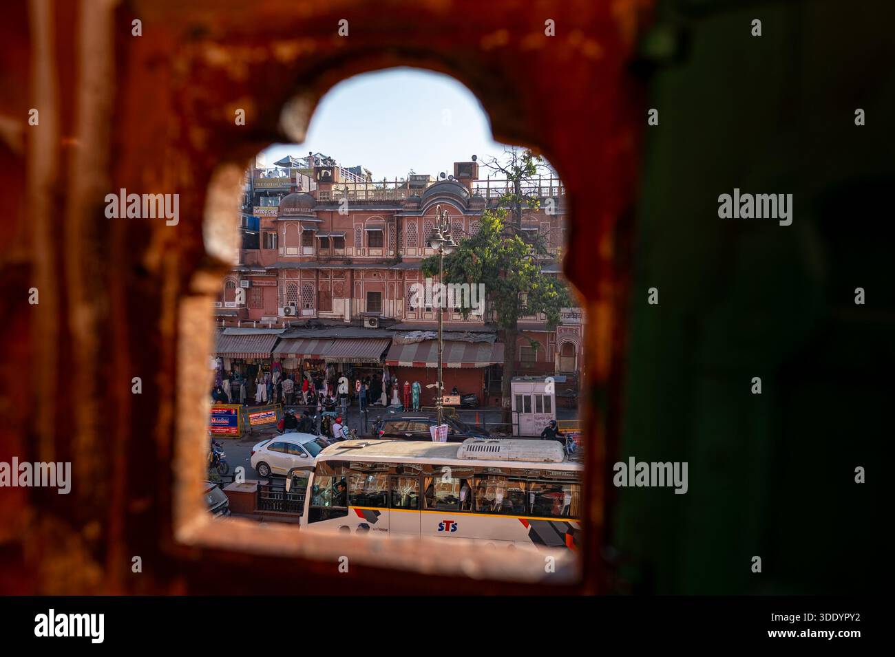 Scène de rue depuis une petite fenêtre du Hawa Mahal à Jaipur, vu de l'intérieur, sans personne. Banque D'Images