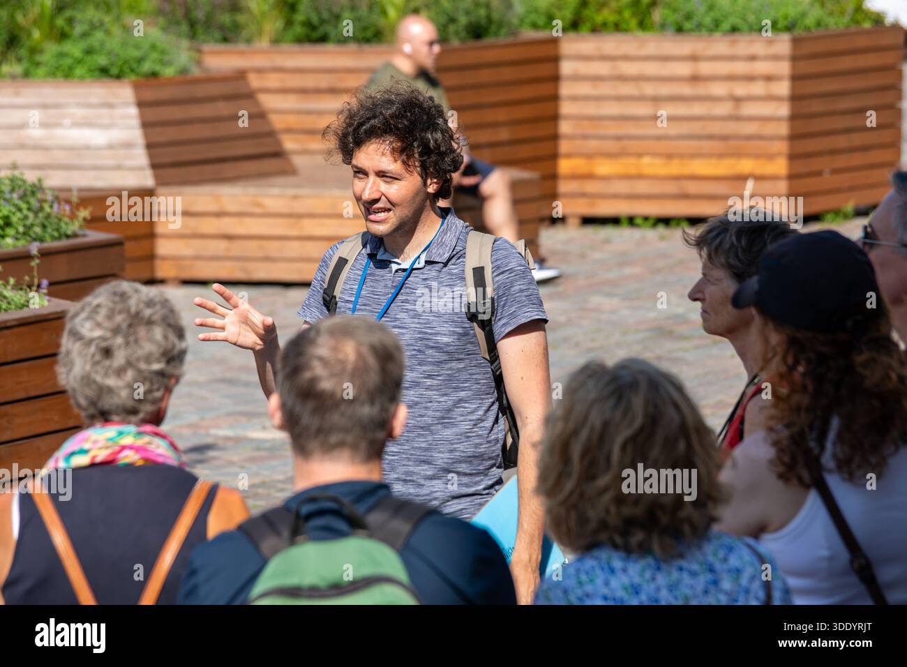 Visite guidée devant un groupe de touristes à Raekoja plats, une place de la mairie dans la vieille ville de Tallinn, Estonie Banque D'Images