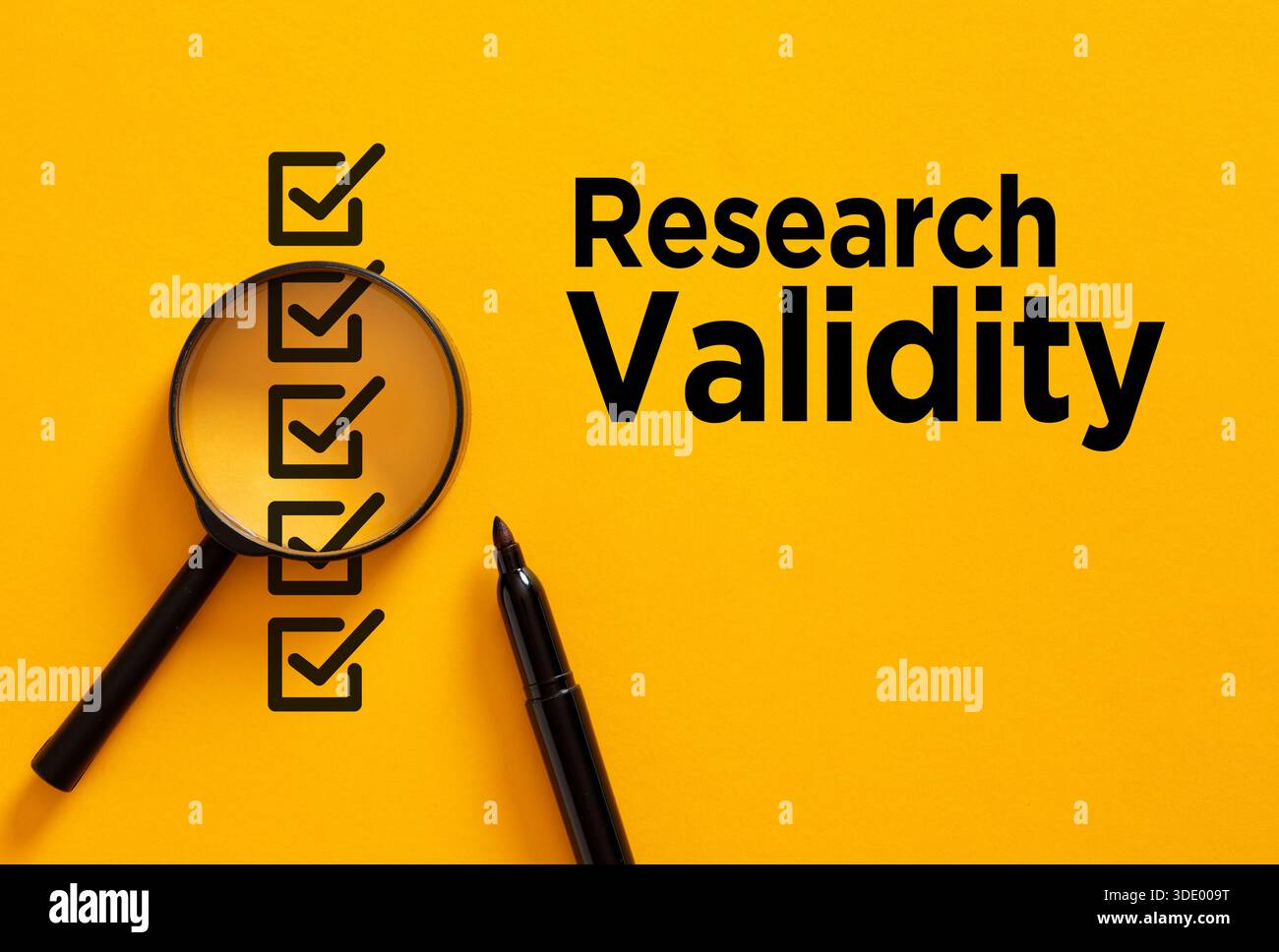 Concept de validité de la recherche avec liste de contrôle, loupe et marqueur sur fond jaune, symbolisant l'exactitude et l'analyse des données Banque D'Images