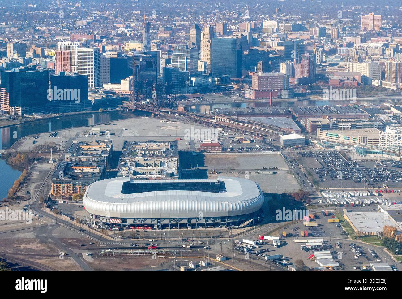 Vue aérienne de Newark New Jersey avec l'emblématique Sports Illustrated Stadium, les gratte-ciel, Cobalt Lofts et Steel Works Apartments Banque D'Images
