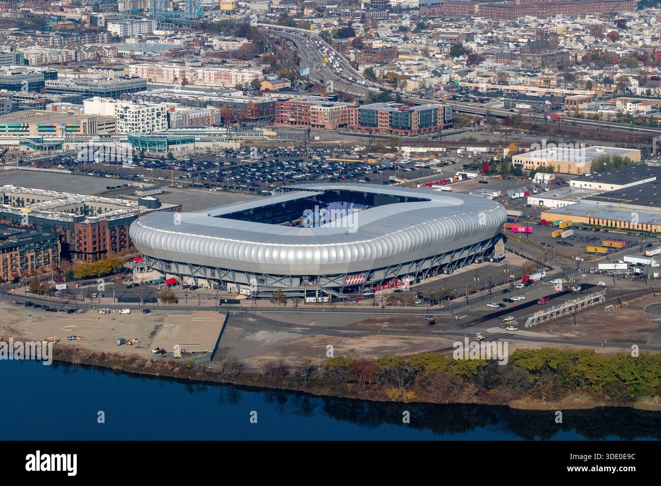 Vue aérienne de Harrison et Newark dans le New Jersey avec des bâtiments résidentiels, des entrepôts et le stade Sports Illustrated qui accueille les Newark Red Bulls Banque D'Images
