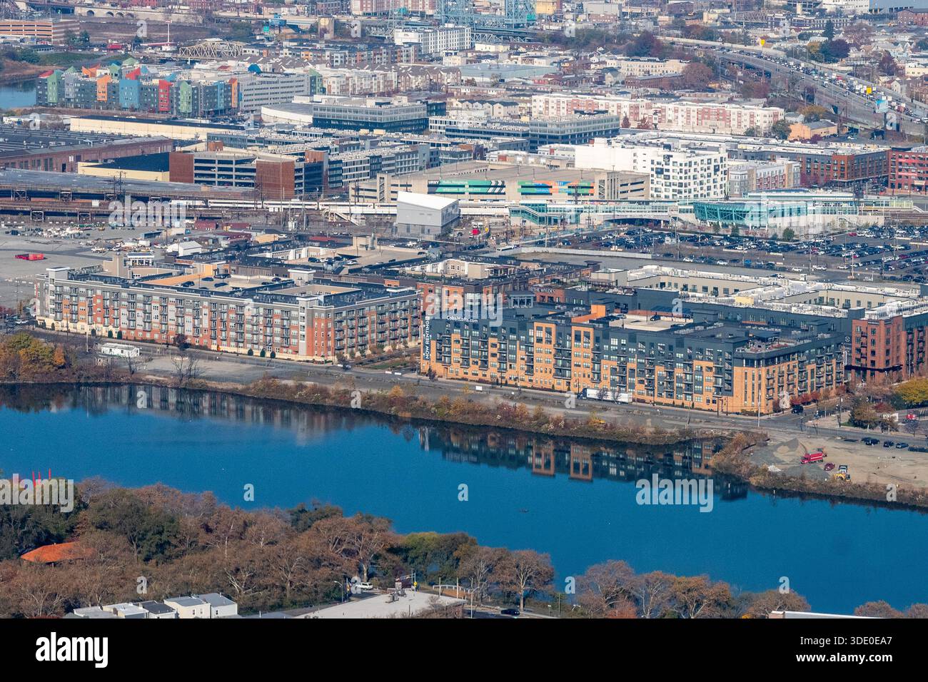 Vue aérienne de Newark, New Jersey met en valeur un paysage avec des immeubles d'appartements et des maisons urbaines. La rivière Passaic traverse la scène, R Banque D'Images