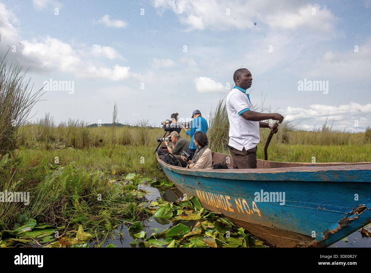 Touristes tranquillement sur le sentier du Shoebill dans le marais de Mabamba, Ouganda, naviguant dans des canaux de papyrus à la recherche de cet oiseau légendaire. Banque D'Images