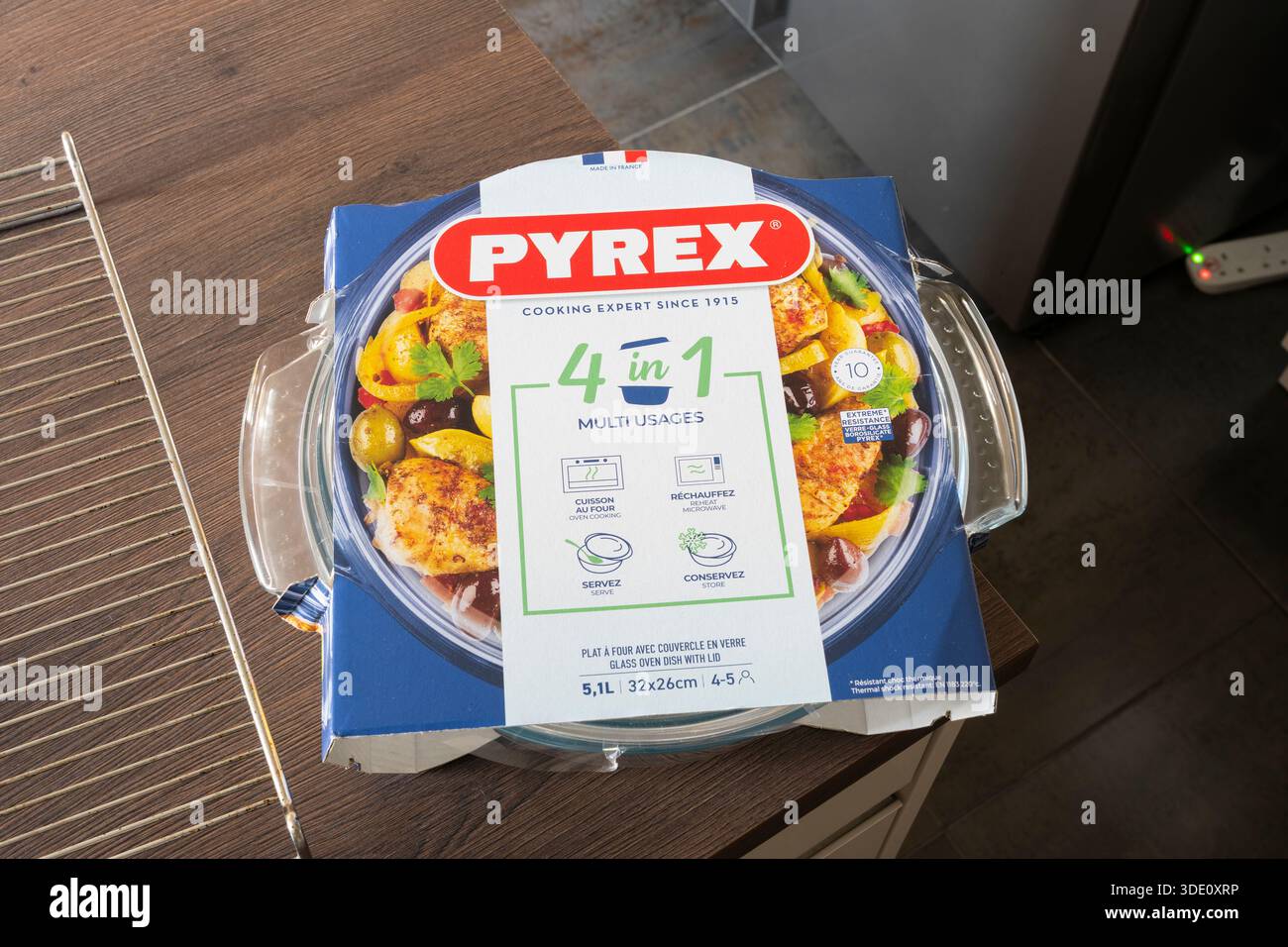 Vaisselle de four Pyrex récemment achetée dans une cuisine domestique, fabriquée en verre borosilicaté avec des propriétés de résistance à la chaleur. ROYAUME-UNI Banque D'Images