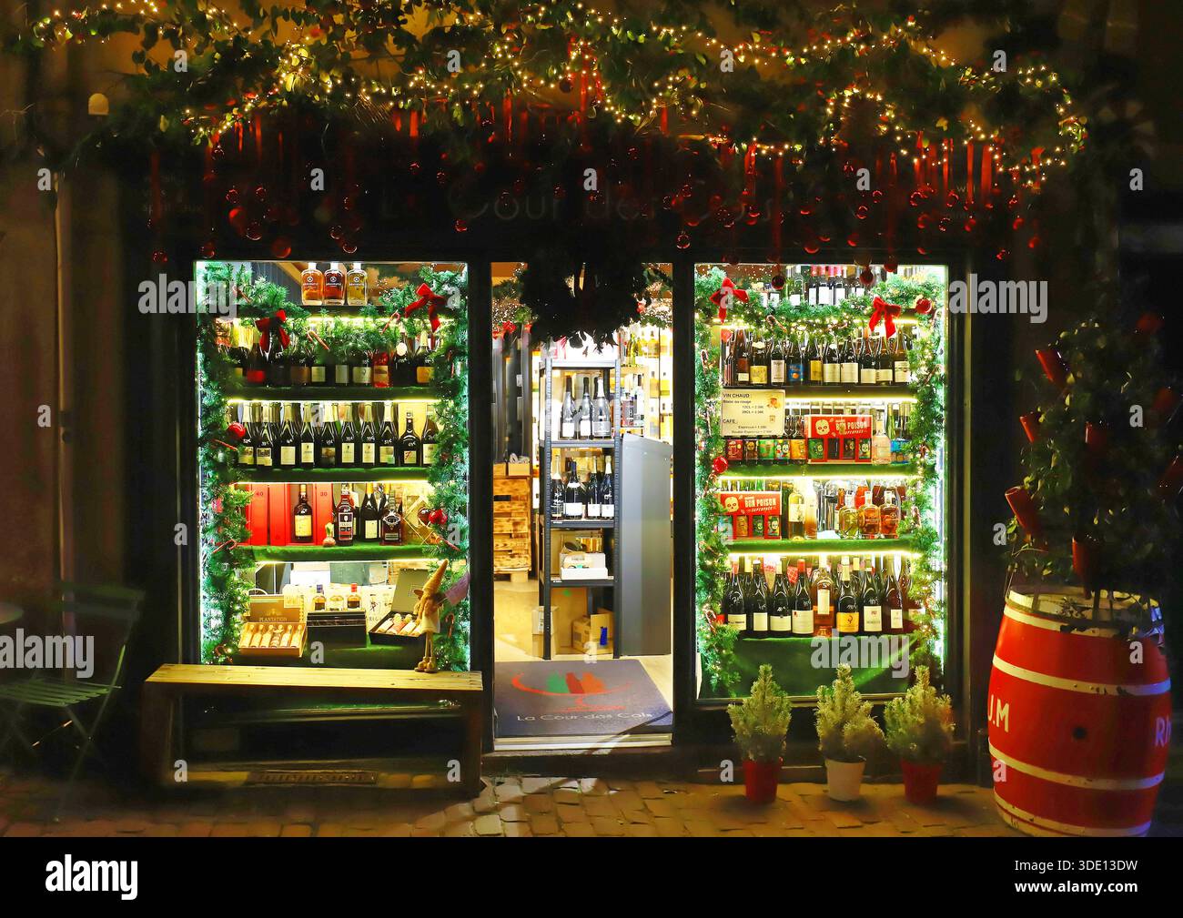 Metz FRANCE -22 décembre 2025 : la Cour des cols est une charmante boutique de vins et spiritueux décorée pour Noël 2025. Il est situé au coeur de Metz. Banque D'Images