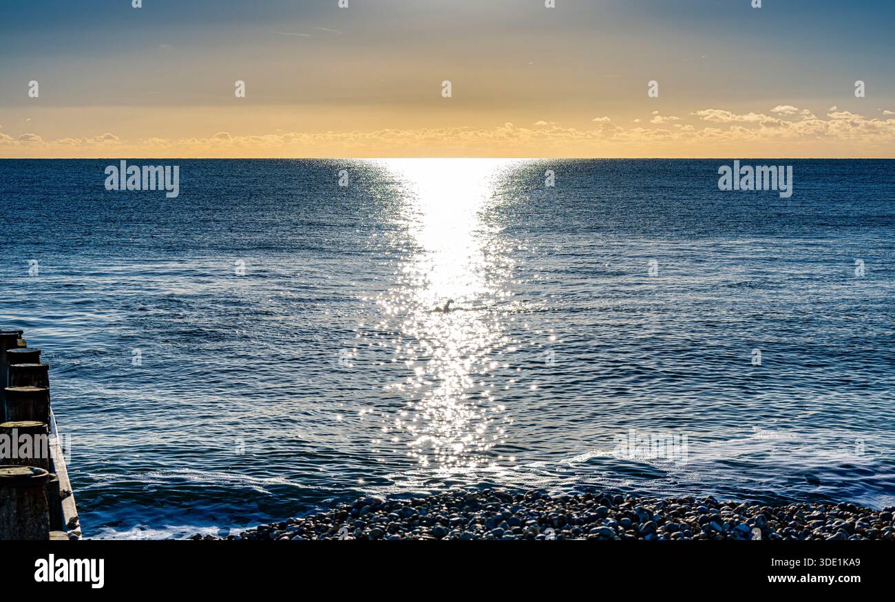 Mer d'hiver nager dans le soleil la lumière reflétée sur la mer dans un jour de décembre froid mais serein Banque D'Images