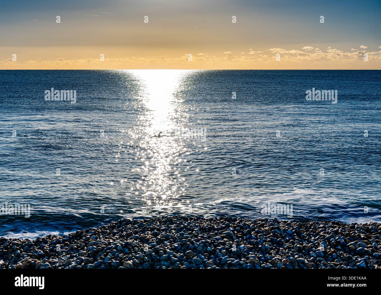 Mer d'hiver nager dans le soleil la lumière reflétée sur la mer dans un jour de décembre froid mais serein Banque D'Images