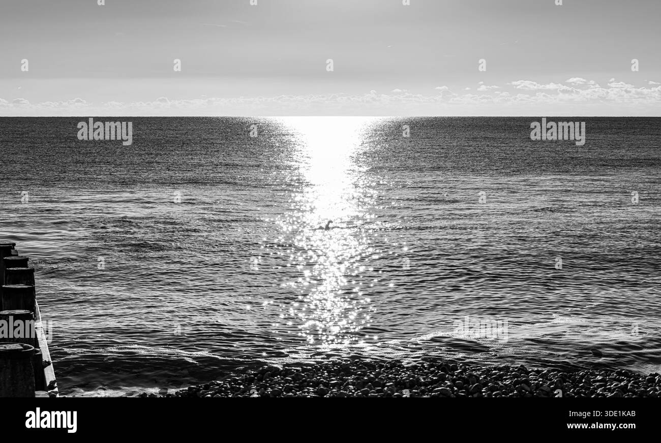 Mer d'hiver nager dans le soleil la lumière reflétée sur la mer dans un jour de décembre froid mais serein Banque D'Images