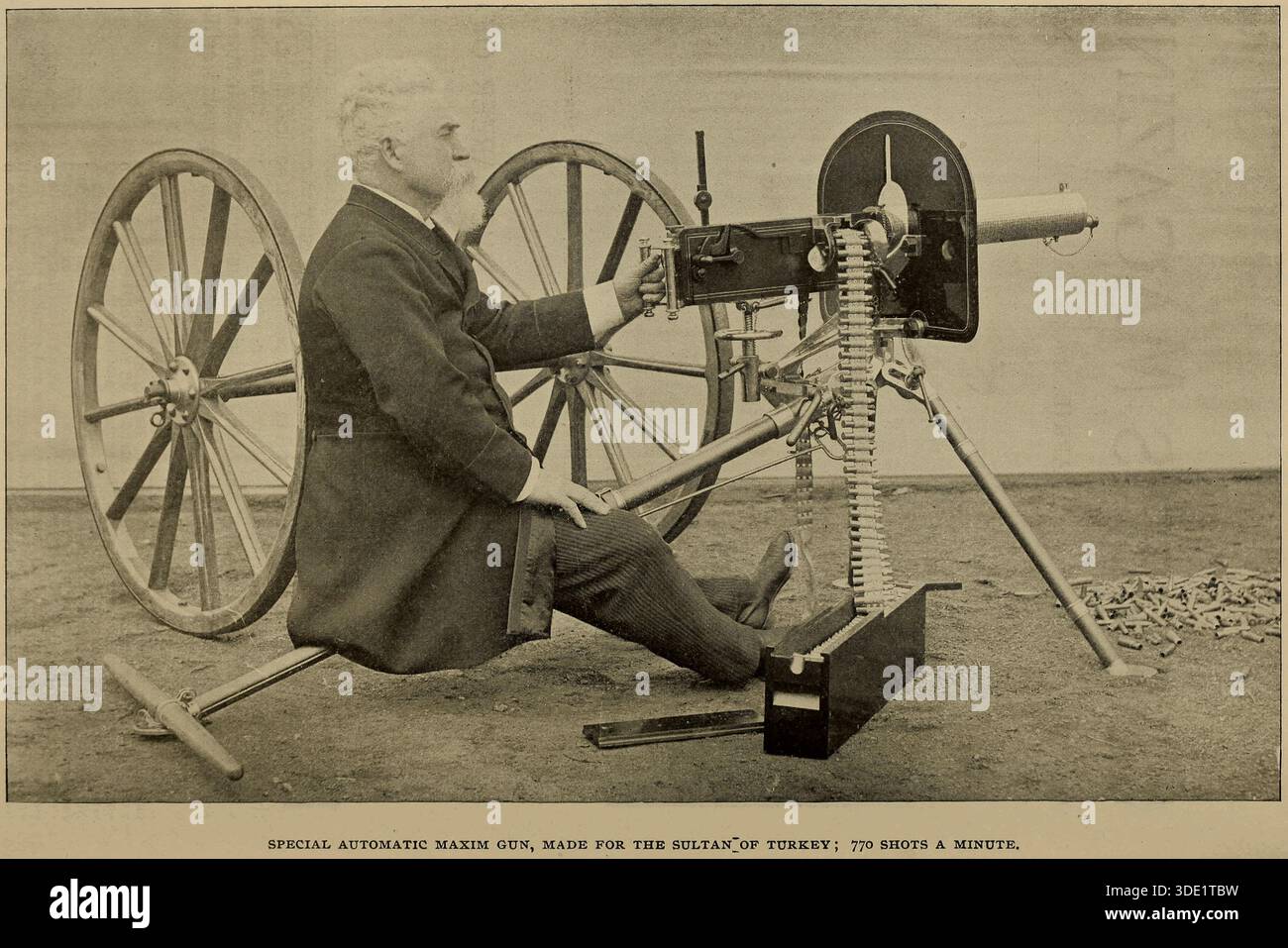 Photo d'une mitrailleuse Maxim construite pour le sultan Turquie. Hiram S. Maxim pose avec le pistolet. Illustration photographique du magazine Cassier, 1895 Banque D'Images