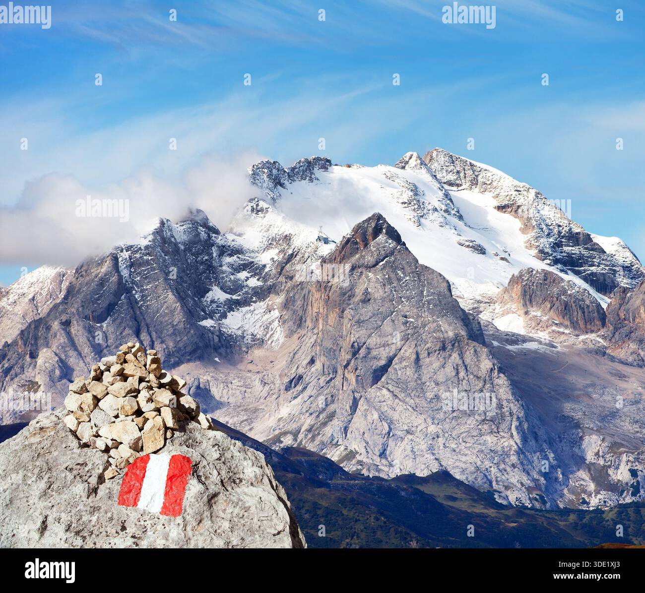 Vue sur le mont Marmolada pic avec panneau touristique rouge et blanc et pyramide de pierre, le plus haut mont des Dolomites, montagne dolomie d'Italie Banque D'Images