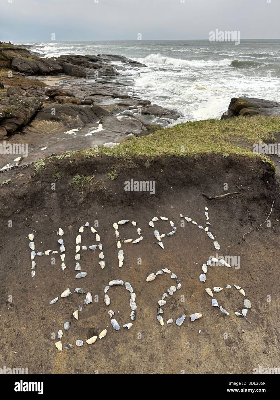 Salutation du nouvel an « Happy 2026 » écrite dans des coquillages sur la côte à Yachats, Oregon. Banque D'Images