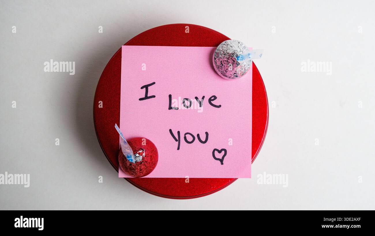 Autocollant de rappel avec message positif : je t'aime et avec des chocolats Banque D'Images