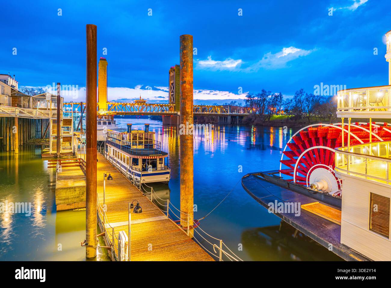 Vieille ville Sacramento ville skyline avec Tower Bridge, paysage urbain de Californie aux États-Unis Banque D'Images