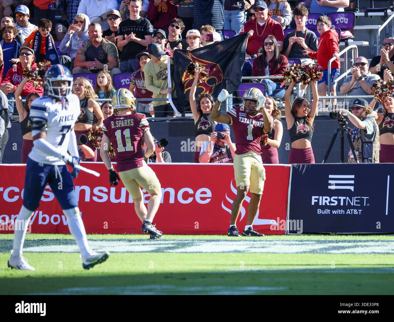 Fort Worth, TX États-Unis : Chris Dawn Jr. (1), receveur des Bobcats du Texas State Wide, célèbre après avoir attrapé une passe de touchdown de 12 yards du quarterback Brad Jackson (8) lors du troisième quart-temps du match du Lockheed Martin Armed Forces Bowl contre les Rice Owls le vendredi 2 janvier 2026 au stade Amon G. carter. Les Bobcats battent les Owls 41-10. (Tony Haas/image du sport) Banque D'Images