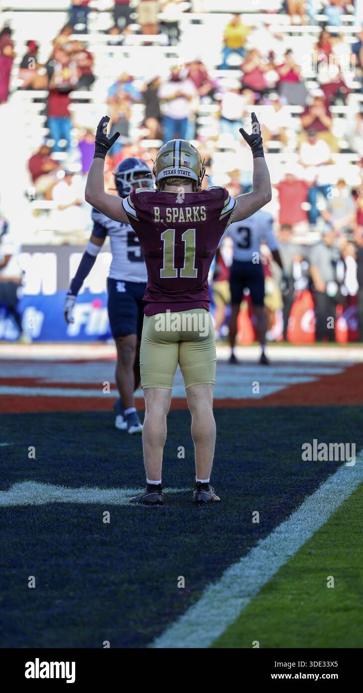 Fort Worth, TX États-Unis : le récepteur large des Bobcats du Texas State beau Sparks (11) signale le « touchdown » après une passe de touchdown de 14 yards du quarterback Brad Jackson (8) au récepteur large Chris Dawn Jr. (1) pendant le quatrième quart-temps du match Lockheed Martin Armed Forces Bowl contre les Rice Owls le vendredi 2 janvier 2026 au stade Amon G. carter. Les Bobcats battent les Owls 41-10. (Tony Haas/image du sport) Banque D'Images