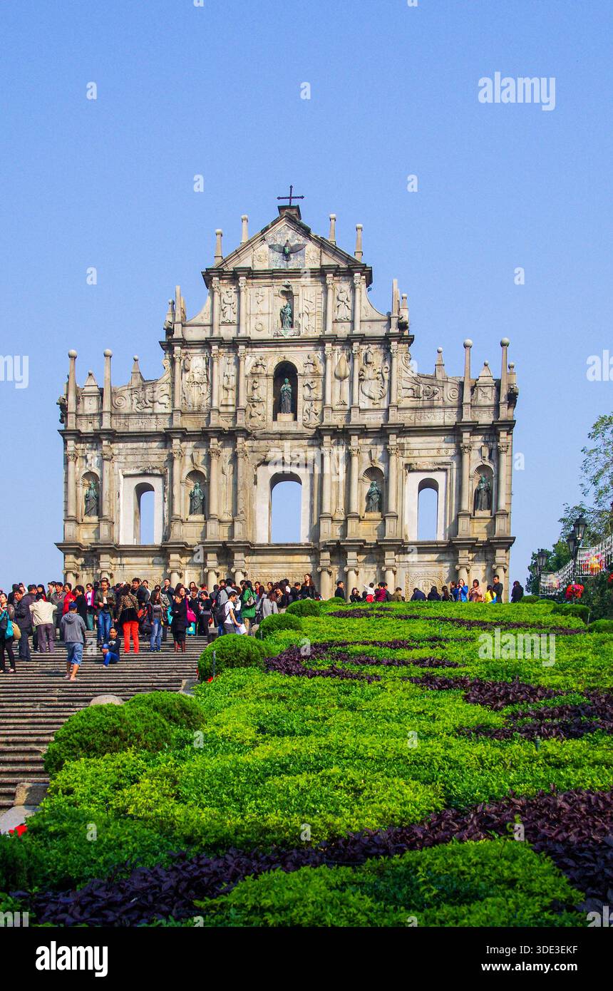 MACAO, CHINE - 12/06, 2013 : vue panoramique sur les ruines du complexe religieux catholique du XVIIe siècle, classé au patrimoine mondial de l'UNESCO. Image CA Banque D'Images