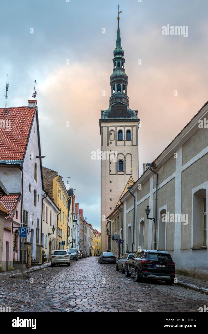Rue pavée dans la vieille ville, Tallinn, Harju, Estonie Banque D'Images