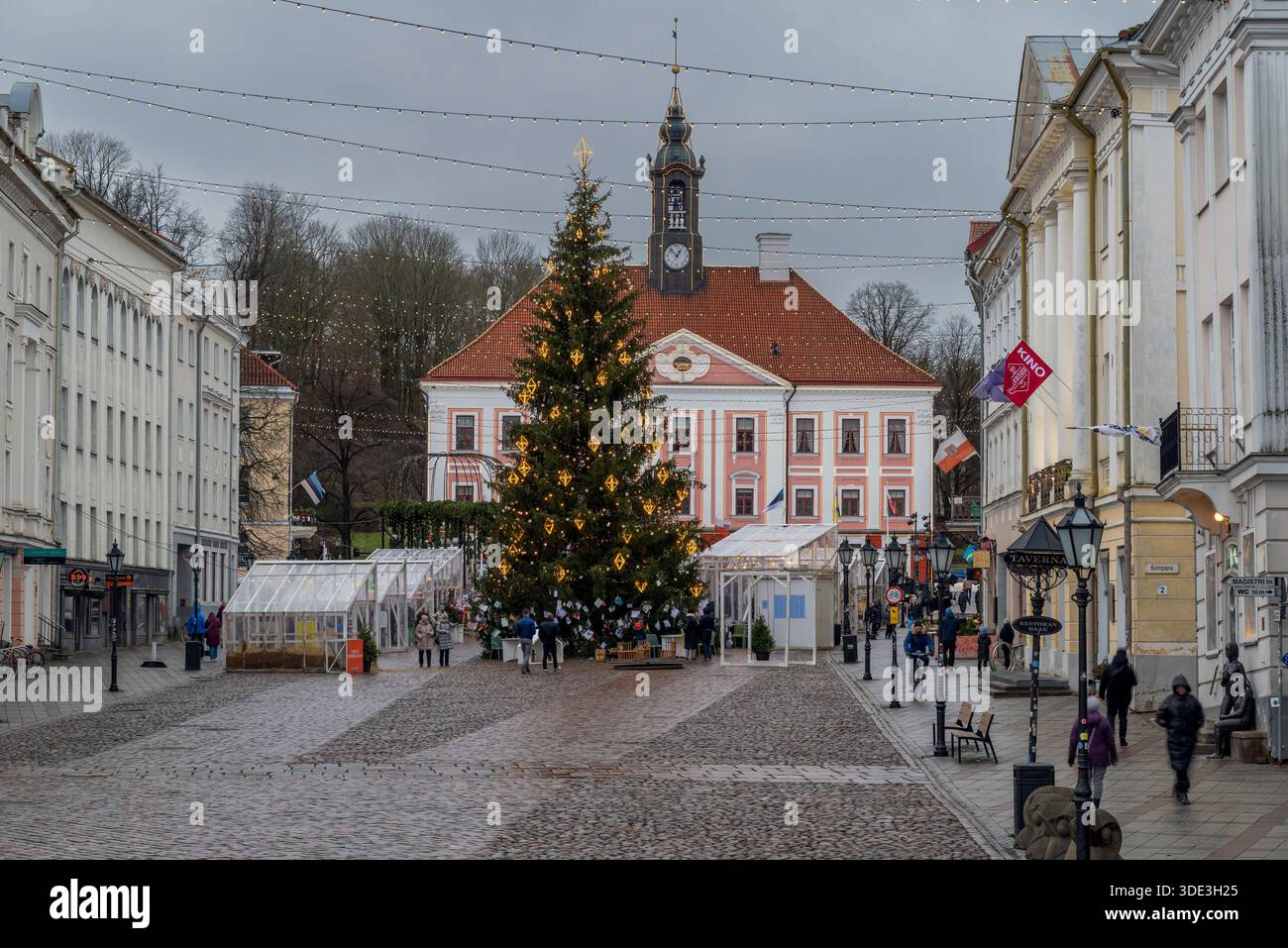 Place de la mairie (Raekoja plats) avec arbre de Noël, Tartu, comté de Tartu, Estonie Banque D'Images
