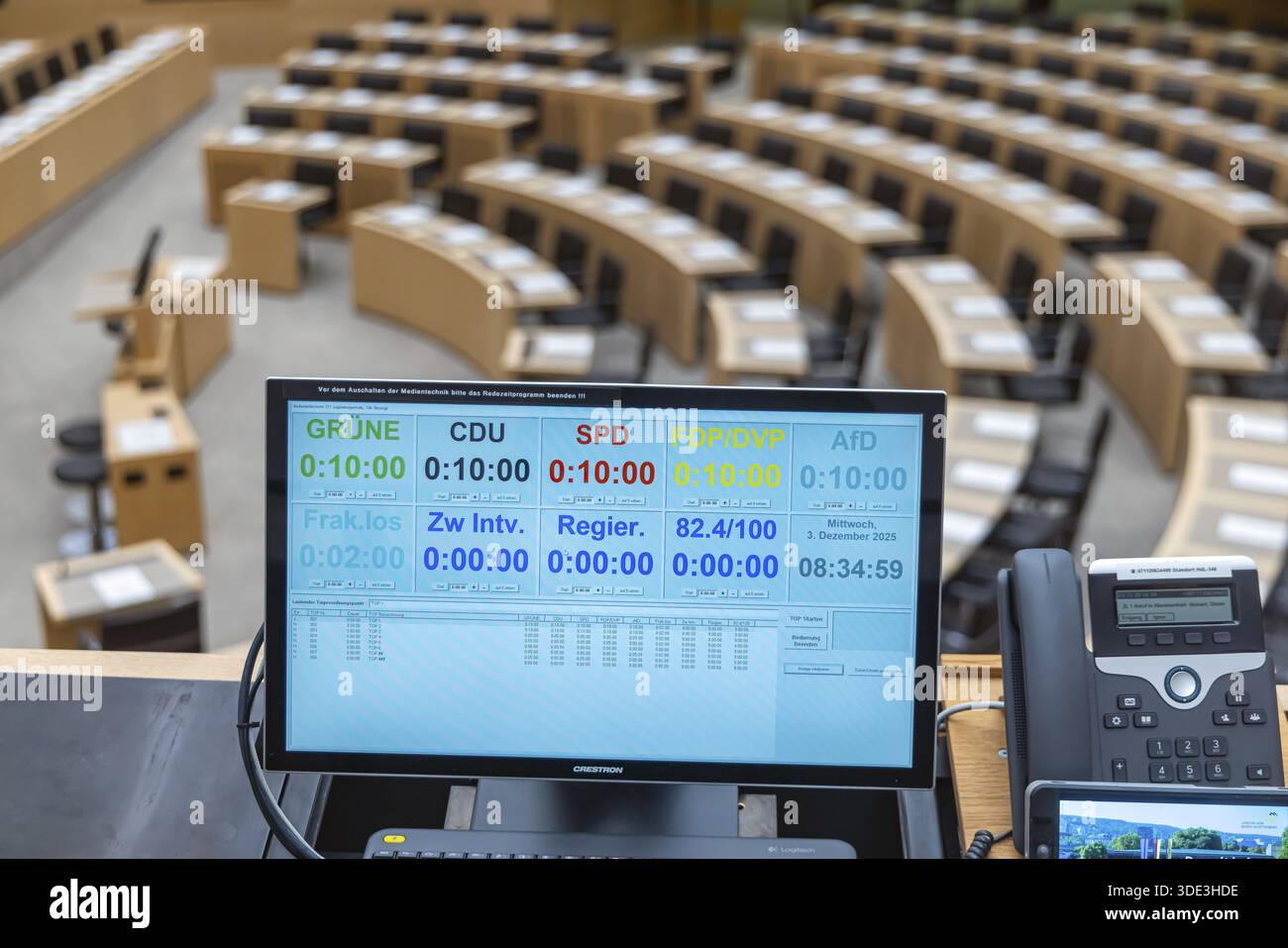 Salle plénière déserte avec les sièges des députés et la banque du gouvernement. Derrière elle se trouvent les armoiries du pays. Le temps de parole des membres du Banque D'Images
